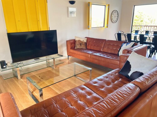 Waiheke Island Oneroa Great location close to wedding venues & village Sleeps 10