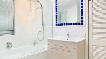 SĂšche-cheveux, serviettes fournies, shampoing, papier toilette