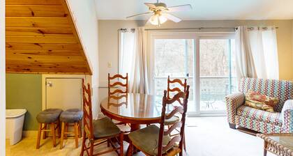 Treetop condo with a loft and private balcony - close to the ski lodge
