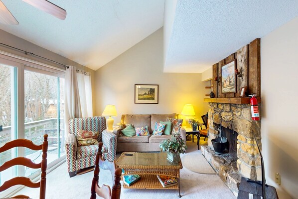 Fernseher, Kamin, DVD-Player