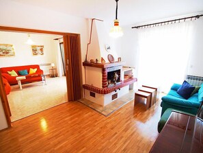 تلفزيون، مدفأة، مشغل دي في دي