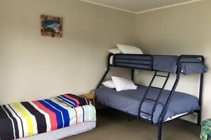 3 bedrooms, iron/ironing board, WiFi, bed sheets - 'Waitui' Bach @ Tairua Beach. Tranquil holiday space. (Tairua)
