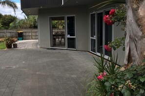 Terrace/patio - 'Waitui' Bach @ Tairua Beach. Tranquil holiday space. (Tairua)