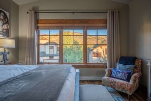 4 chambres, fer et planche à repasser, lit de bébé portatif