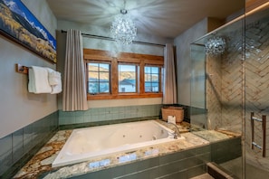 Badewanne, Haartrockner, Handtücher