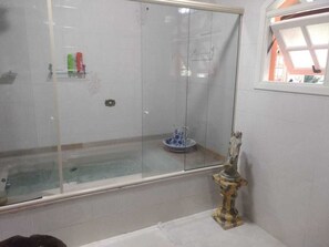 Jetted tub, hair dryer, towels, toilet paper