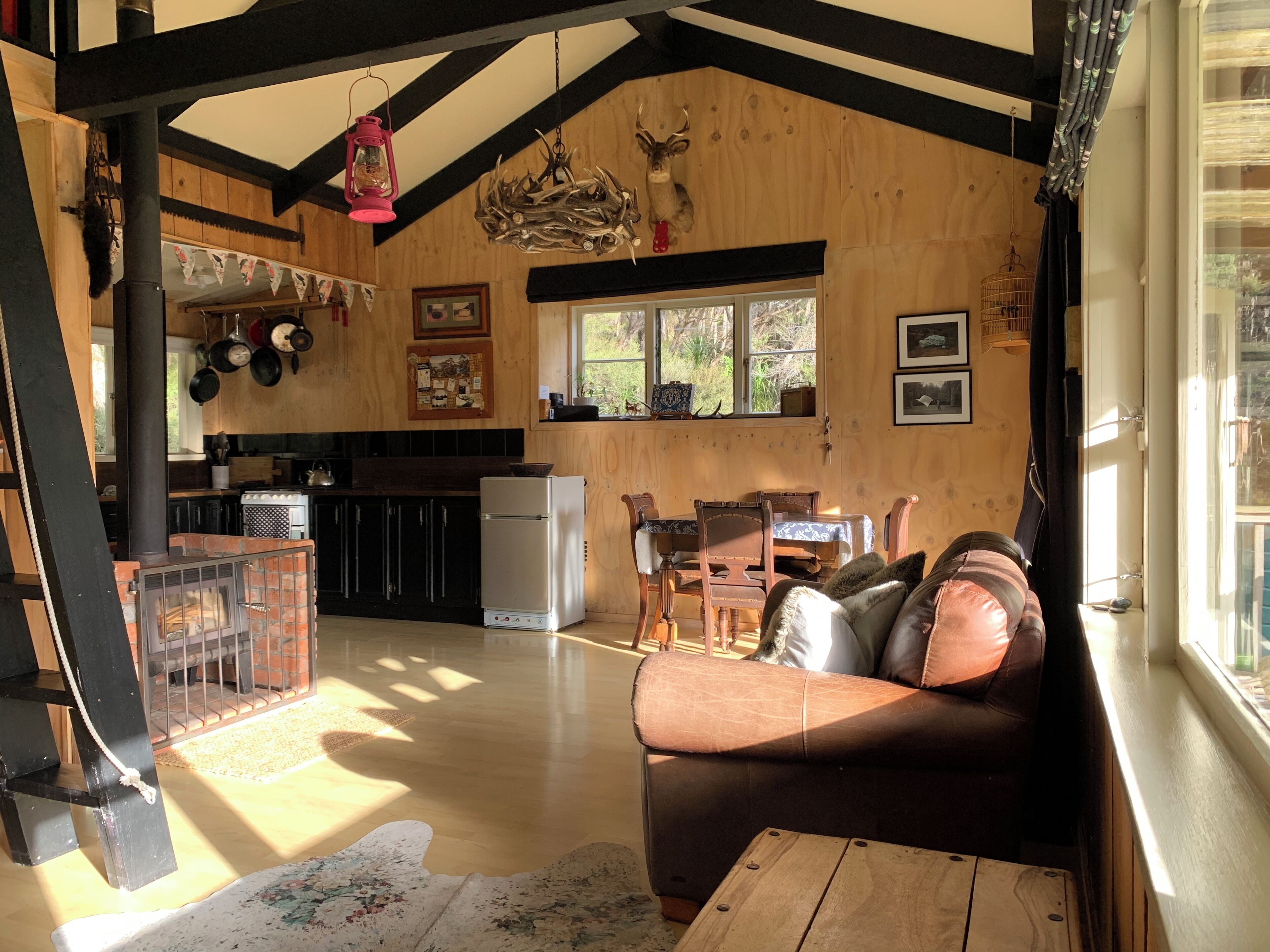 Chimenea, libros y estéreo 