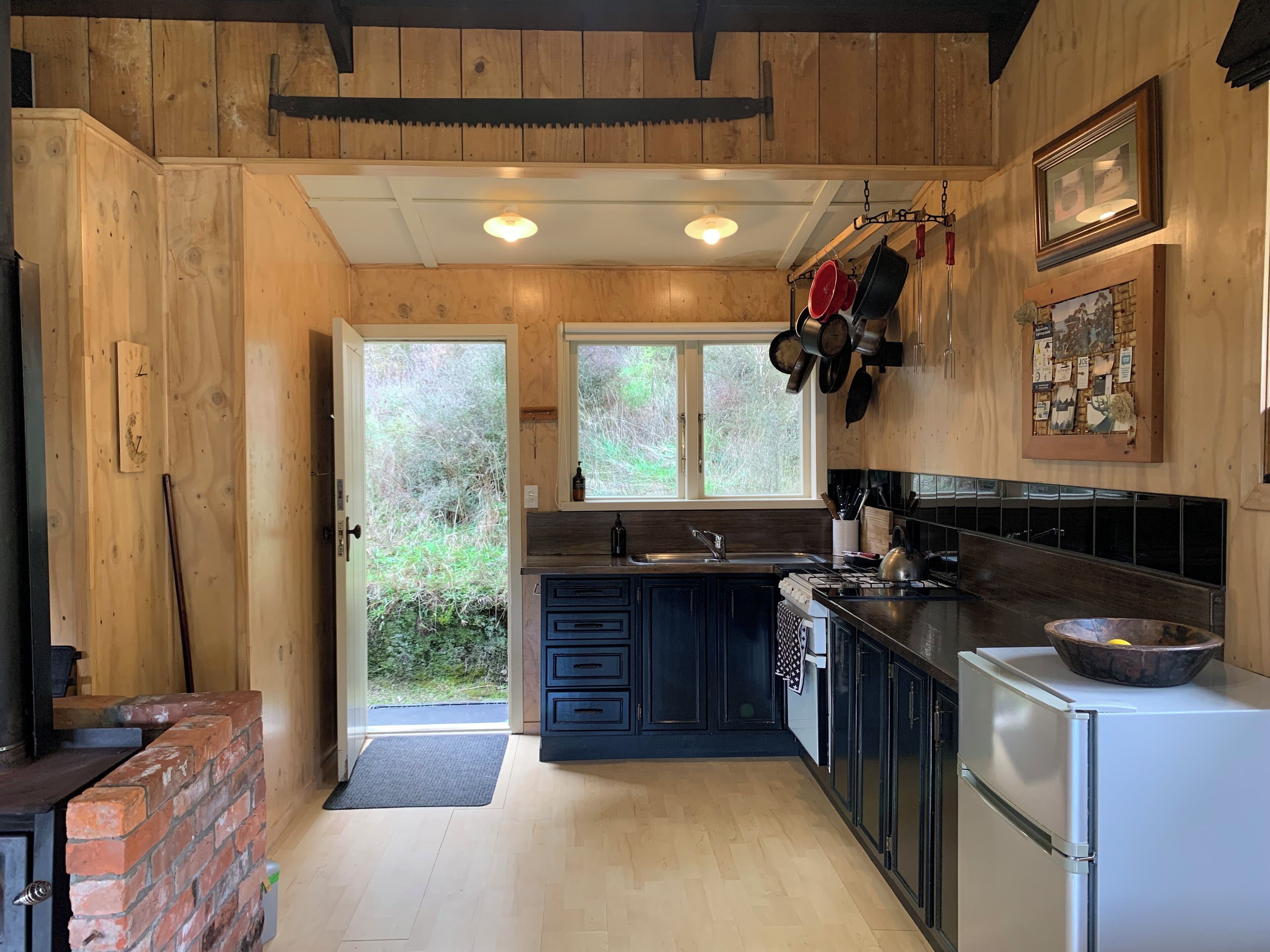 Jääkaappi, uuni, liesi, vedenkeitin