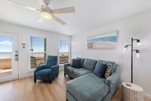 Smart-TV, DVD-spiller og bøker