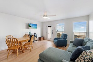 Smart-TV, DVD-spiller og bøker