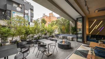 Breakfast, lunch, dinner served; American cuisine, alfresco dining