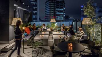 Breakfast, lunch, dinner served; American cuisine, alfresco dining