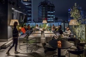 Breakfast, lunch, dinner served; American cuisine, al fresco dining