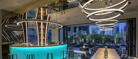 Breakfast, lunch, dinner served; American cuisine, alfresco dining