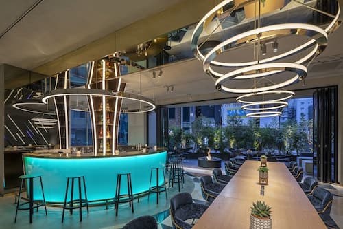 朝食、ランチ、ディナーに営業 (アメリカ料理、屋外席)
