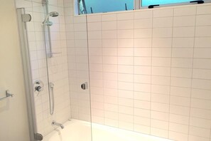Haartrockner, Handtücher, Seife, Toilettenpapier