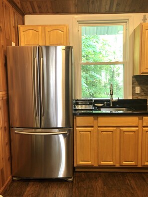 Een koelkast, een magnetron, een kookplaat