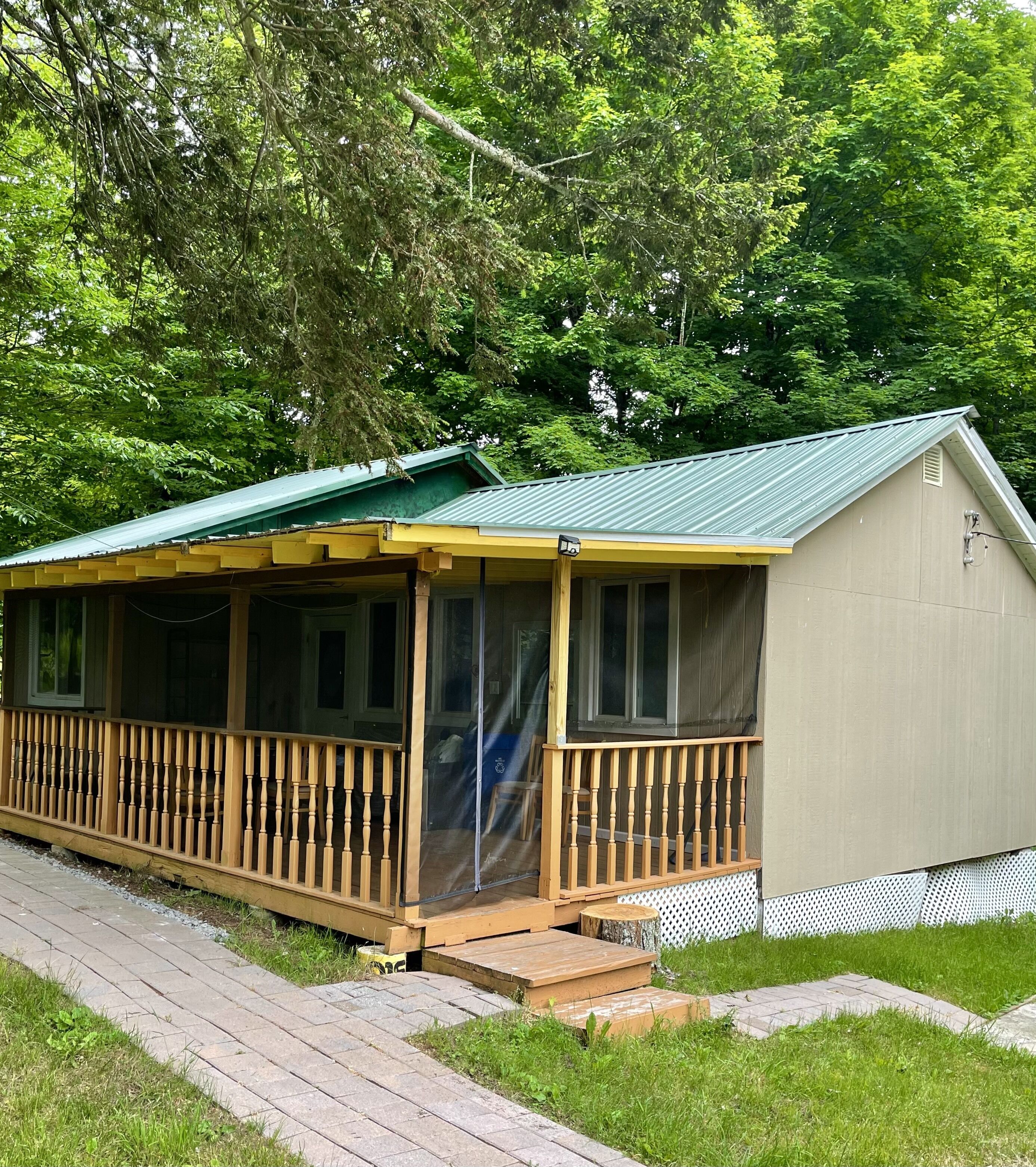 Cottage style Bungalow/shared pool 8 min to bethel woods /10min to world Casino