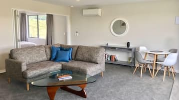 TV connectée, Netflix, lecteur de DVD, livres