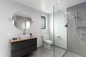 Ducha, secador de pelo, toallas, jabón