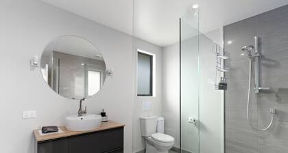 Stunning guest house with amazing mountain views five minutes from Lake Wanaka