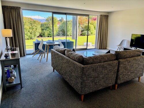 Stunning guest house with amazing mountain views five minutes from Lake Wanaka