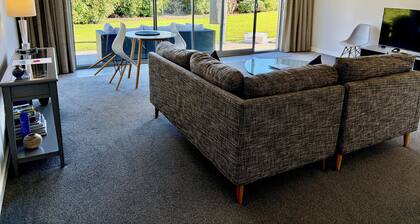 Stunning guest house with amazing mountain views five minutes from Lake Wanaka