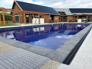 Una piscina al aire libre, una piscina climatizada