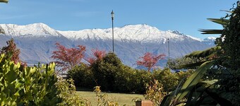 Stunning guest house with amazing mountain views five minutes from Lake Wanaka