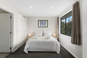 1 habitación, tabla de planchar con plancha y cuna de viaje 