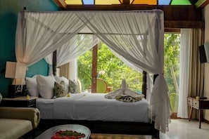 Une chambre à coucher avec un lit à baldaquin, une table de chevet, une chaise et une vue sur la verdure.