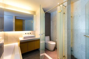 Studio | Kamar mandi | Shower, pancuran hujan, perlengkapan mandi gratis, dan handuk