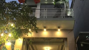 Mặt tiền nơi lưu trú - ban đêm