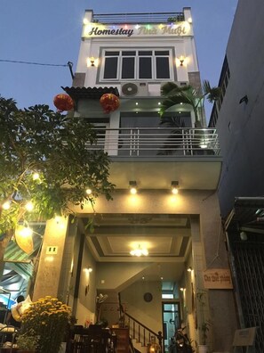 Front of property – evening/night - Nha Muoi Homestay (Quy Nhon)