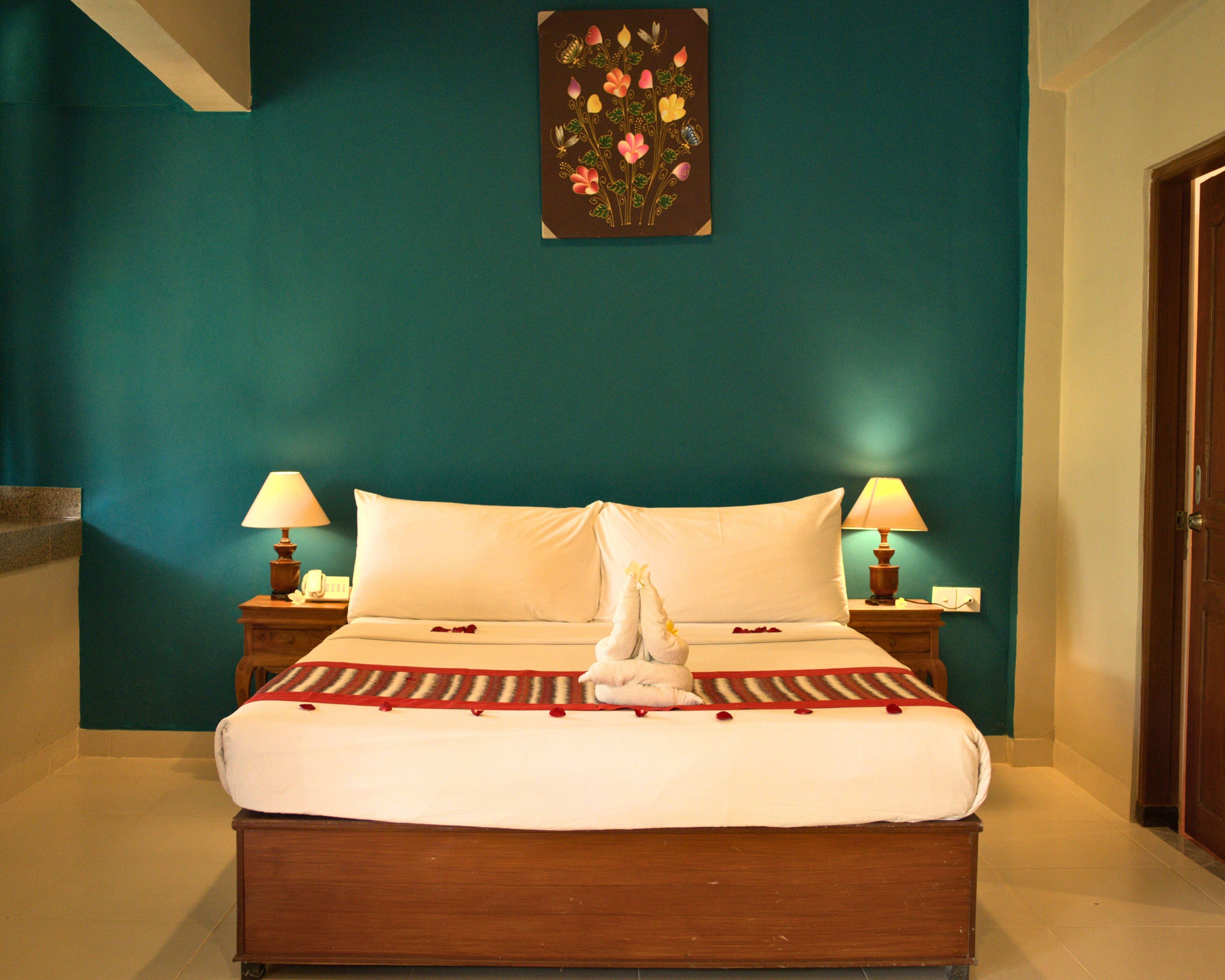 Studio Standard | Minibar, décoration personnalisée, bureau, fer et planche à repasser