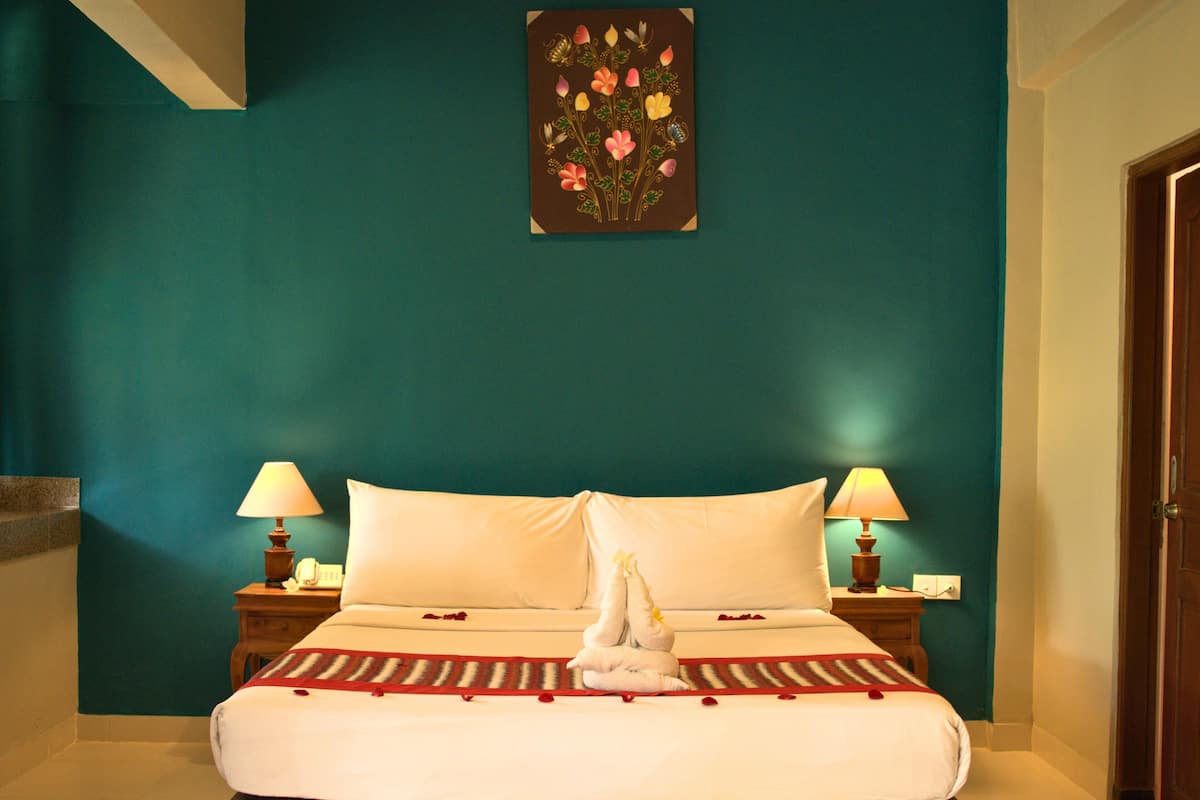 Studio Standard | Minibar, décoration personnalisée, bureau, fer et planche à repasser