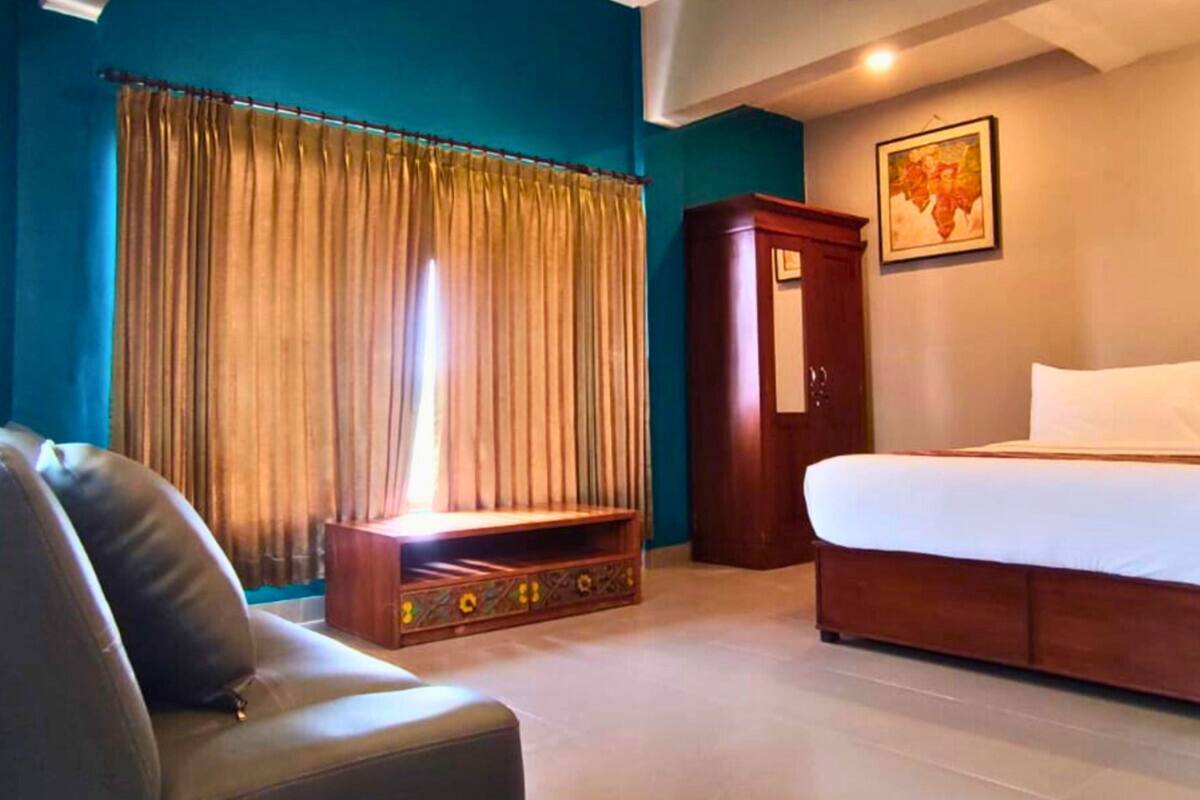 Standard Studio | Minibar, individually decorated, desk, iron/ironing board