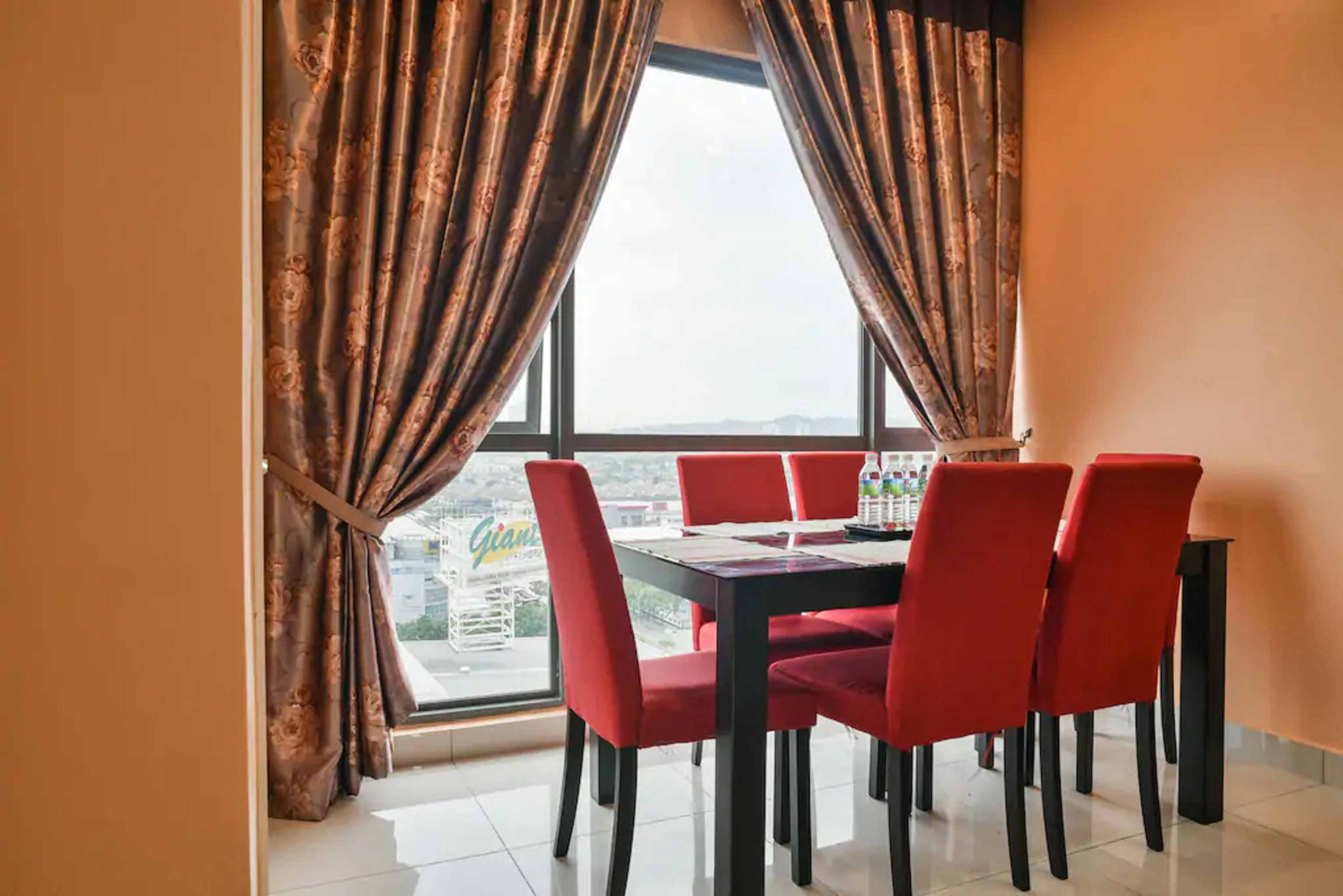 Apartment, 3 Bedrooms | Makan dalam bilik