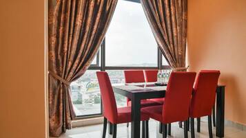 Apartment, 3 Bedrooms | Makan dalam bilik