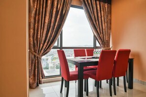 تناول الطعام داخل الغرفة