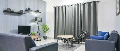 Superior appartement, 2 slaapkamers | Woonruimte | Een ledtelevisie