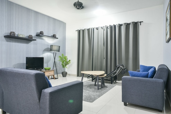 Departamento superior, 2 habitaciones | Área de sala de estar | Televisión LED