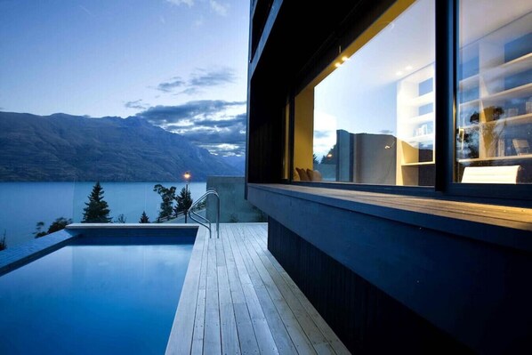 Een verwarmd zwembad