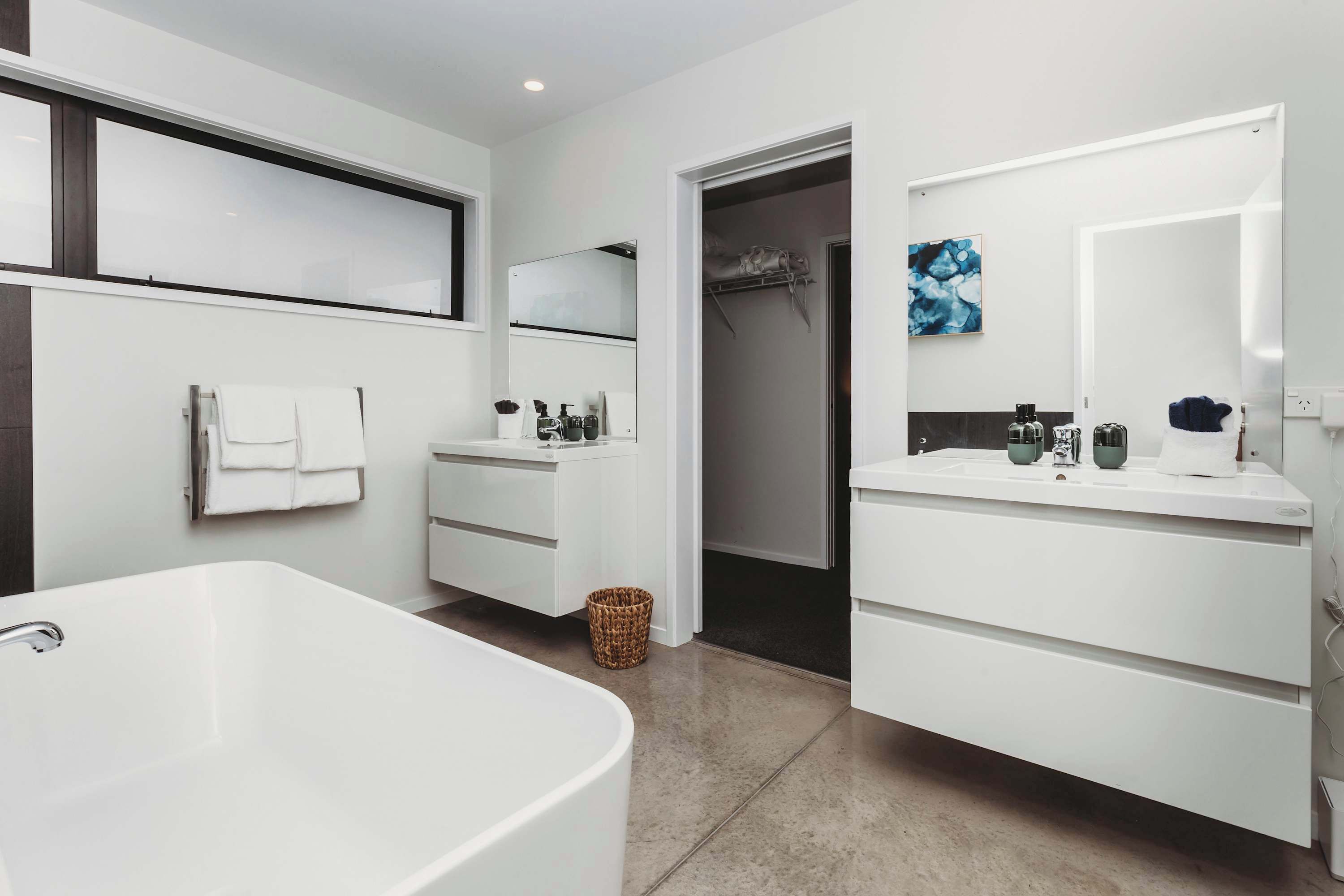 Baignoire, sèche-cheveux, serviettes fournies, savon