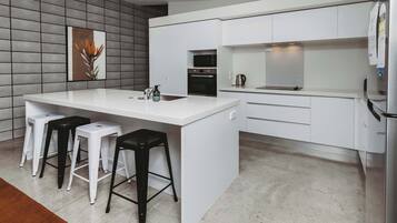 Køleskab, mikrobølgeovn, ovn, opvaskemaskine