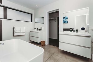 Kylpyamme, hiustenkuivaaja, pyyhkeet, saippua