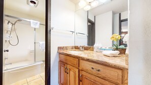 Condo, 1 chambre | Salle de bain | Serviettes fournies