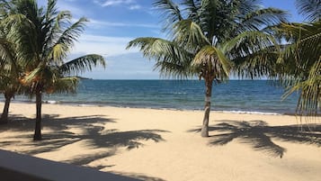 En la playa, camastros y toallas de playa