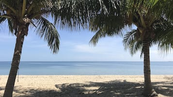 En la playa, camastros y toallas de playa