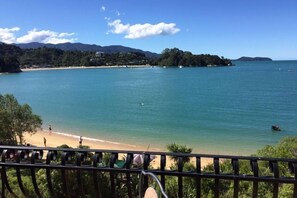 On the beach, sun loungers - Steps to  Beach and absolute Beachfront position (Kaiteriteri)